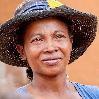 Femme au chapeau cadrage en carré comme ICI