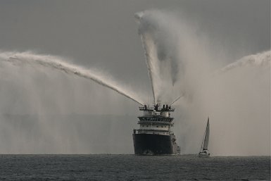 Abeille Bourbon toutes pompes en pression rade de BREST accentuer et luminosité