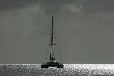 Arrivée d'un catamaran sur la cote de Sainte Lucie balance des blancs ' verdâtre