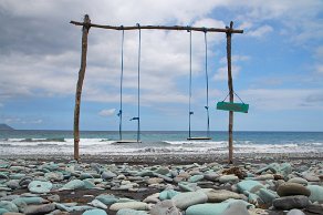 sur la plage de galets bleus sur la plage d'Ende